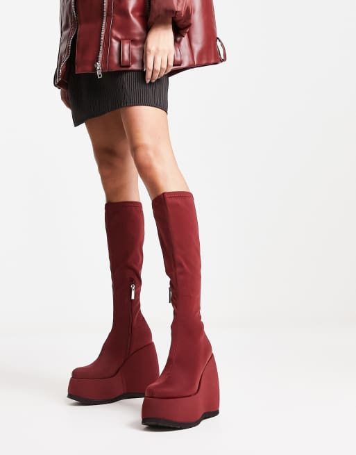 Botas rojas elásticas por la rodilla con cuña de tejido efecto neopreno de Shellys London