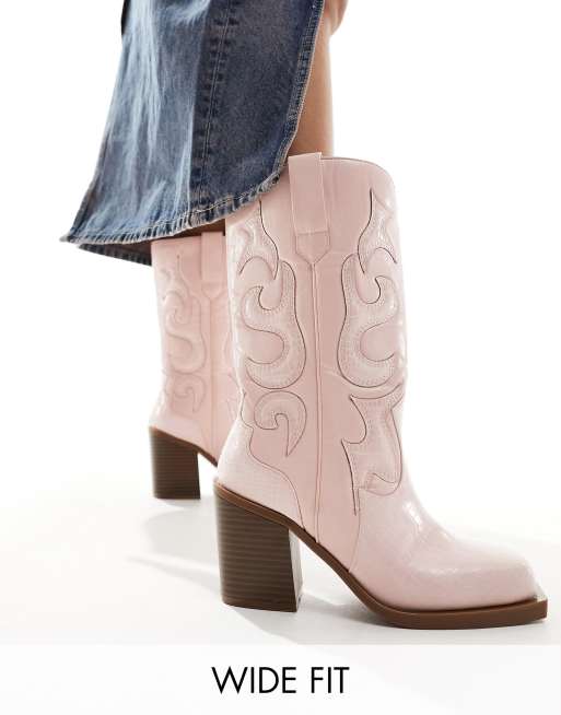 Botas rosas de caña media y estilo wéstern con estampado de serpiente Texas de Public Desire Wide Fit