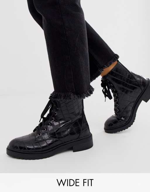 Botas tipo senderista planas de corte ancho con cordones en negro de New Look