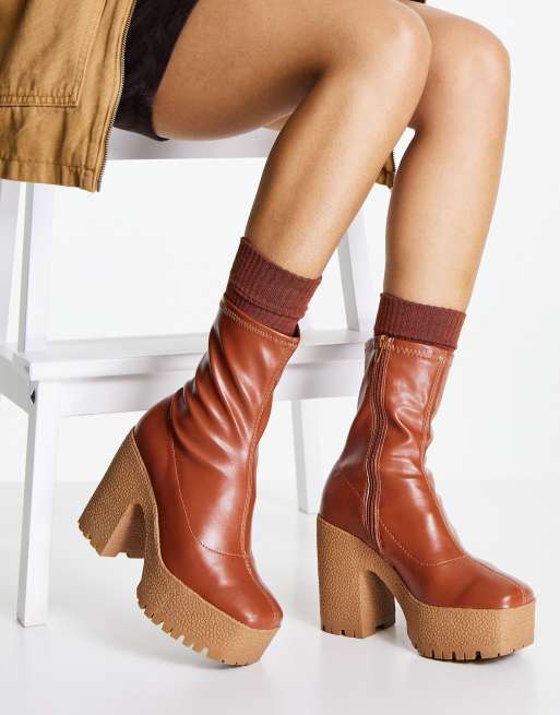 Botas tostadas de estilo calcetín con tacón algo Elena de ASOS DESIGN