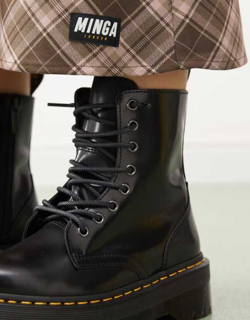 Botas unisex con 8 ojales y plataforma Jadon de cuero liso de Dr. Martens