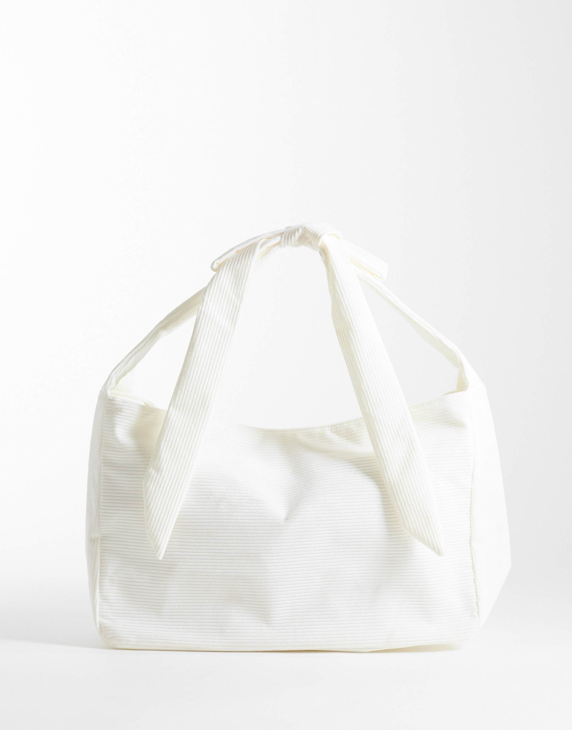 bo+tee gym shoulder bag in cream