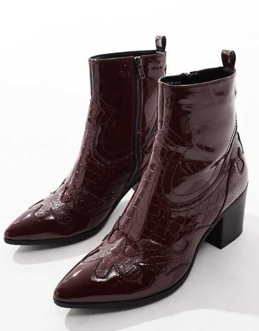 Botines Chelsea burdeos con tacón y detalles estilo wéstern de charol de ASOS DESIGN, 2 de 4