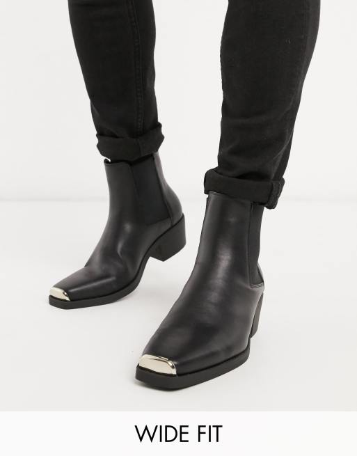 Botines Chelsea estilo oeste con tacón cubano en cuero sintético negro con herrajes metálicos de ASOS DESIGN Wide Fit