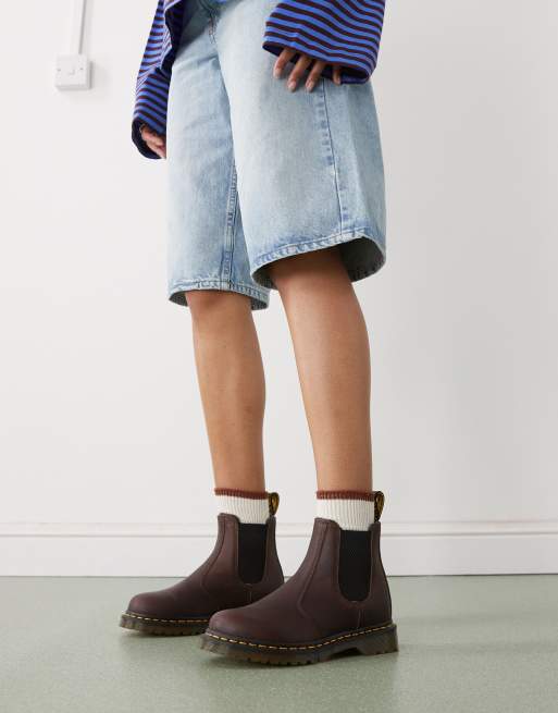 Botines Chelsea marrón oscuro 2976 de Dr Martens, 2 de 4