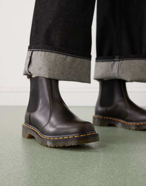 Botines Chelsea marrón oscuro con forro de piel sintética 2976 Leonore de Dr Martens, 2 de 4