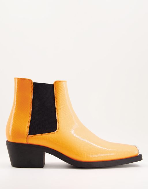 Botines Chelsea naranjas de estilo western de cuero sintético con tacón cubano y herrajes metálicos de ASOS DESIGN