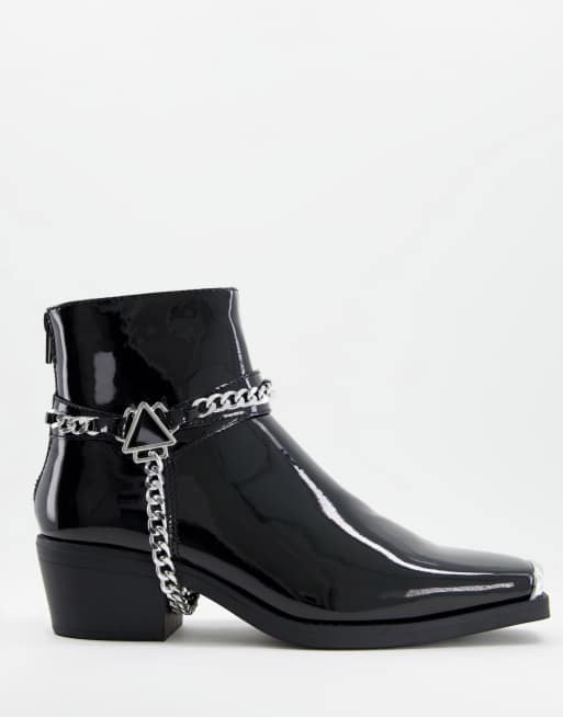 Botines Chelsea negros estilo western con tacón cubano y herrajes metálicos de charol de cuero sintético de ASOS DESIGN