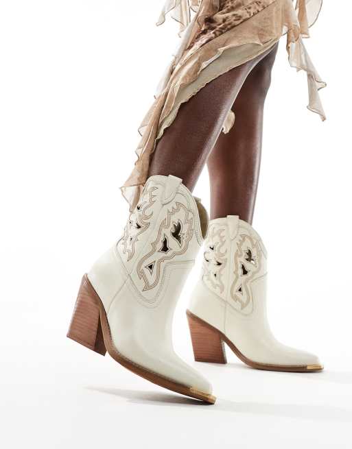 Botines color leche de avena de tacón de estilo wéstern de cuero