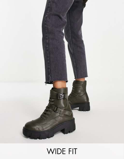 Botines color oliva planos con cordones y hebillas de Glamorous Wide Fit
