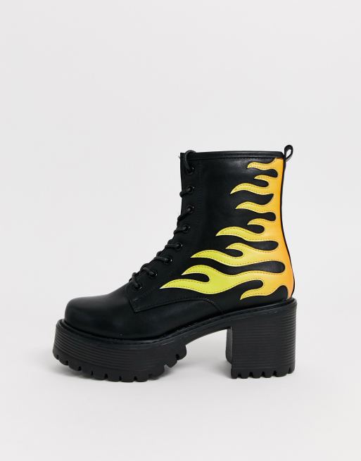 Botines de material vegano con detalle de llamas en negro de Koi Footwear