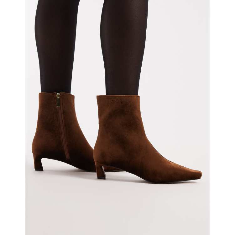 Botines marrones de tacón bajo de terciopelo de schuh ASOS