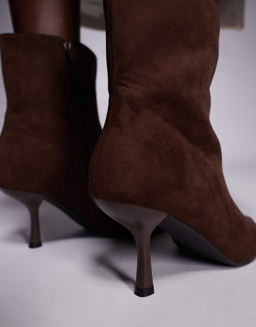 Botines marrones de tacón con puntera fina Beverly de Public Desire Wide Fit, 3 de 4