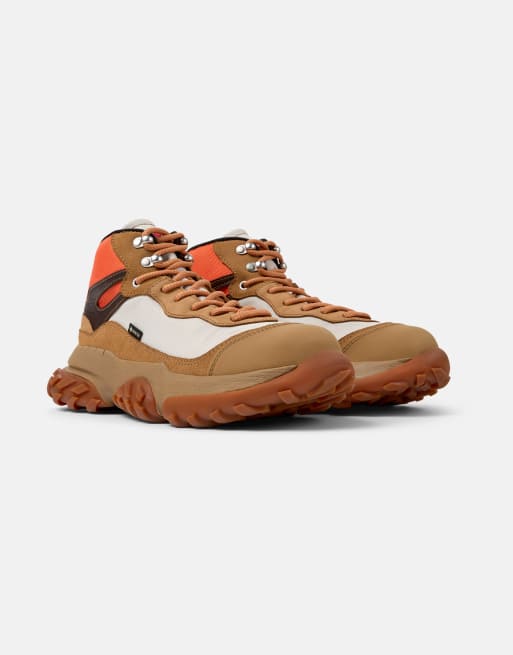Botines marrones y rojos Karst Trek de Camper