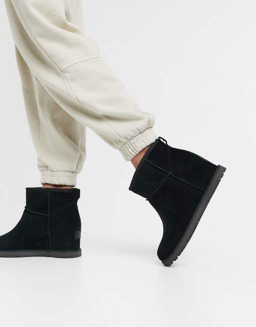 Gallina ~ lado grado Botines negros con cuña interior Classic Femme de UGG | ASOS