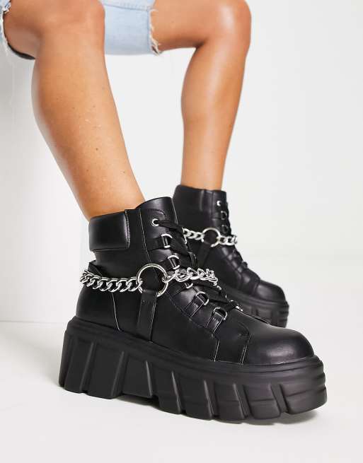 Botines negros con suela gruesa y detalle metálico de Tammy Girl 