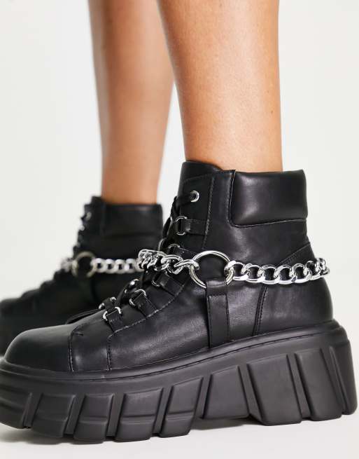 Botines negros con suela gruesa y detalle metálico de Tammy Girl