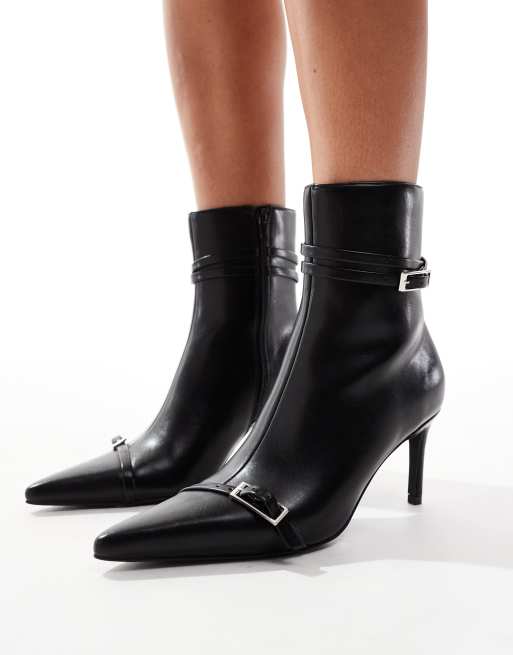 Botines negros con tacón de altura media, puntera fina y hebillas de New Look