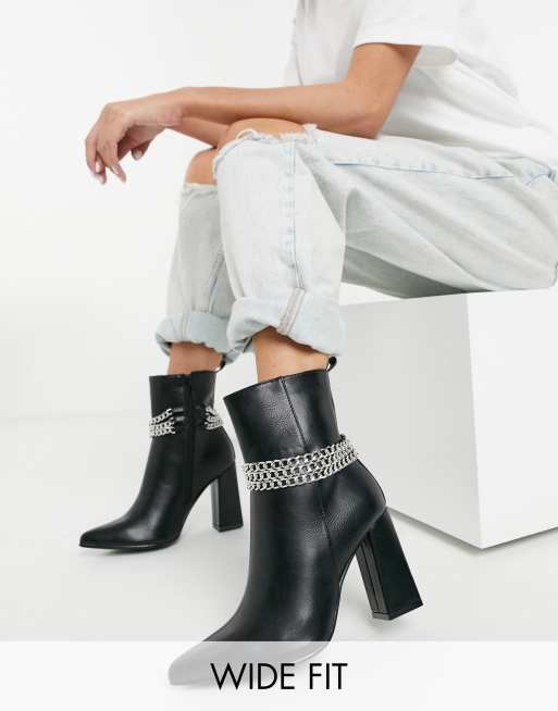 Botines negros de tacón cuadrado y corte ancho en punta con detalle de