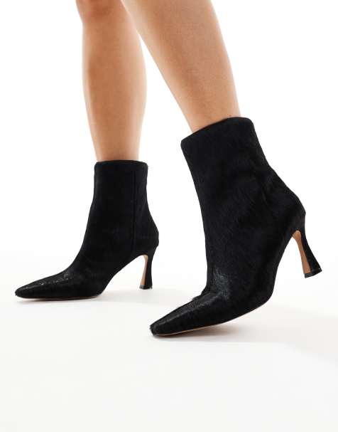Botines negros de tacón medio con acabado efecto pelo de vaca de Schuh - view 1