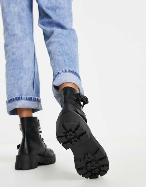 Botines negros planos con cordones y hebillas de Glamorous Wide Fit, 2 de 4
