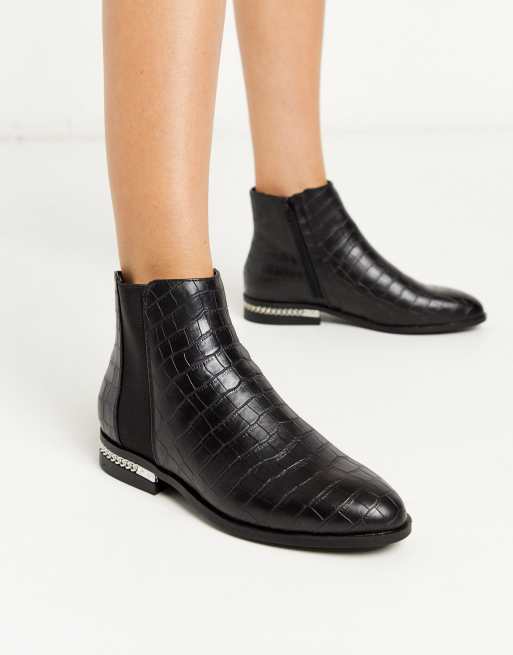 Botines planos con dise o de cocodrilo y detalle de cadena en negro de River Island