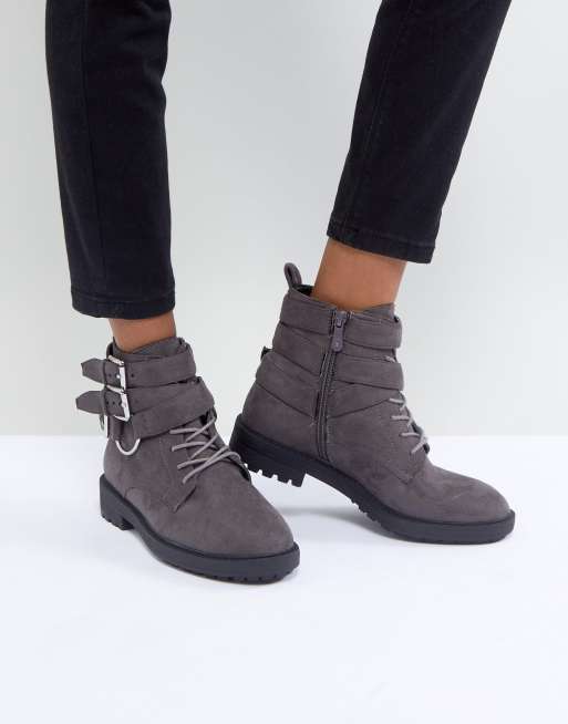 Botines planos estilo grunge con varias hebillas en gris Helena de RAID