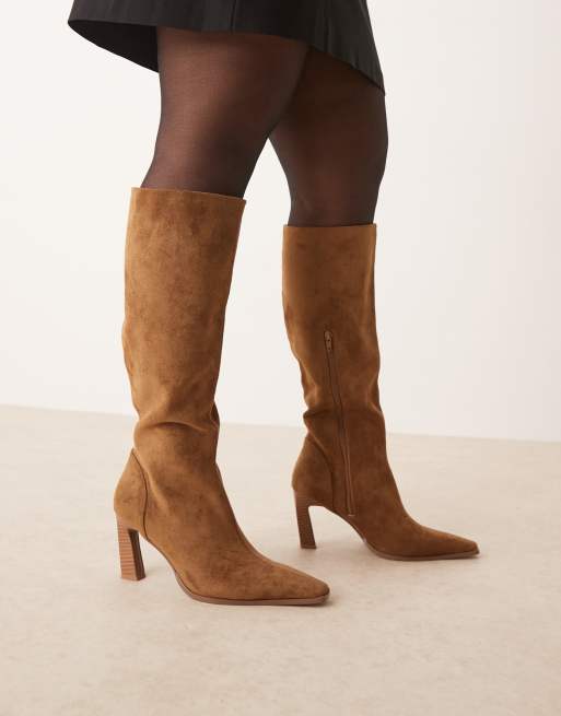 Botines por la rodilla color arena con puntera cincelada de antelina Clara de ASOS DESIGN Curve