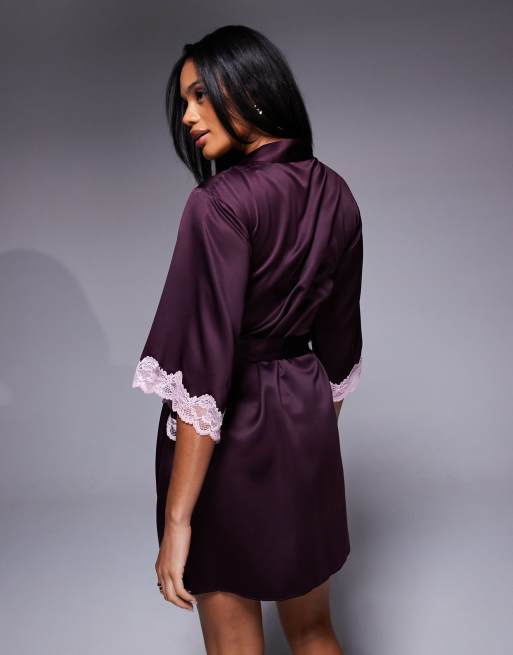 Boux Avenue – Amelia – Satin-Morgenmantel in Brombeerrot mit Spitzenborte, 4 von 4
