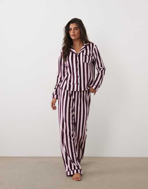 Boux Avenue conjunto de pijama de terciopelo con solapa, manga larga y rayas en color mora, 1 de 4