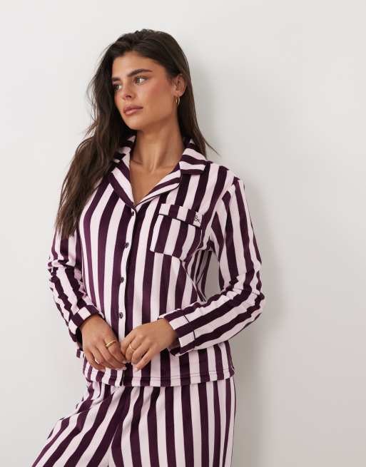 Boux Avenue conjunto de pijama de terciopelo con solapa, manga larga y rayas en color mora, 4 de 4