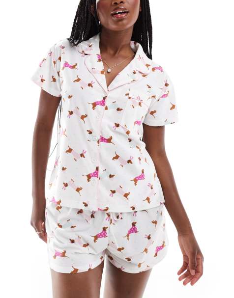 Boux Avenue – Fleece-Pyjama aus kurzärmligem Hemd und Shorts mit Hundemuster in einer Tasche - view 1