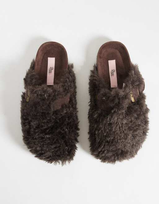 Boux Avenue fluffy mule-slippers med spænde i brun, 4 af 4