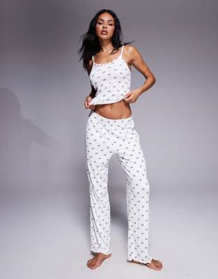 Boux Avenue - Hvidt pyjamassæt med cami-top og bukser med monokromt sløjfeprint - view 1
