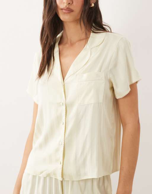 Boux Avenue – Kurzer Pyjama aus Satin-Jacquard in Gelb, 4 von 4