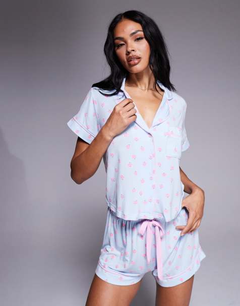 Boux Avenue – Modal-Set aus kurzärmligem Oberteil mit Reverskragen und Shorts in Blau mit Erdbeer-Print - view 1