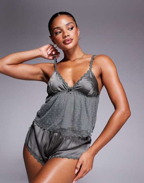Boux Avenue – Pyjama aus Satin in Grün mit Camisole und Borte mit Gänseblümchendetails - view 1