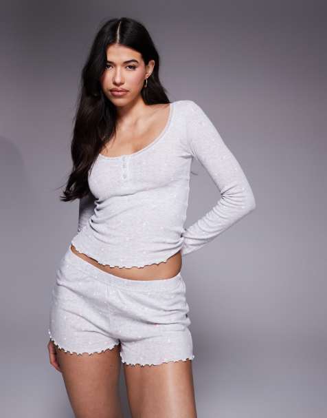 Boux Avenue – Pyjama in meliertem Grau mit Herzchen-Lochmuster, bestehend aus langärmligem Oberteil und Shorts  - view 1