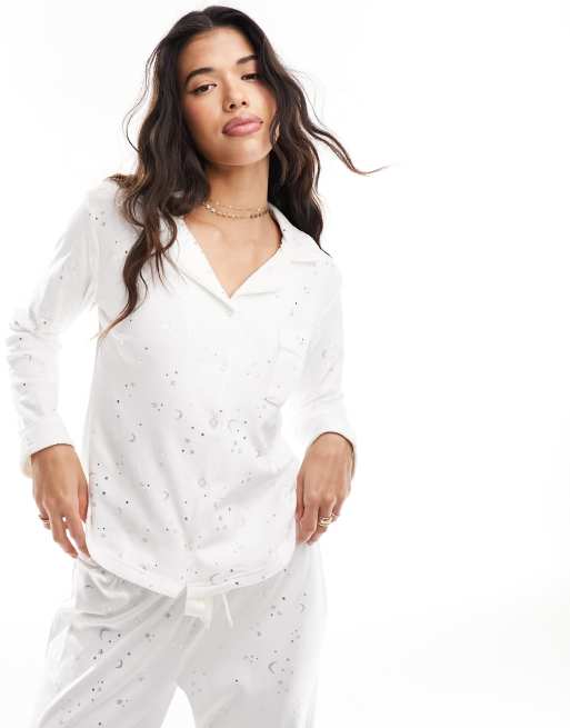 Boux Avenue - Pyjamaset van velours met reverskraag in ivoor en folie-sterrenprint in zilver