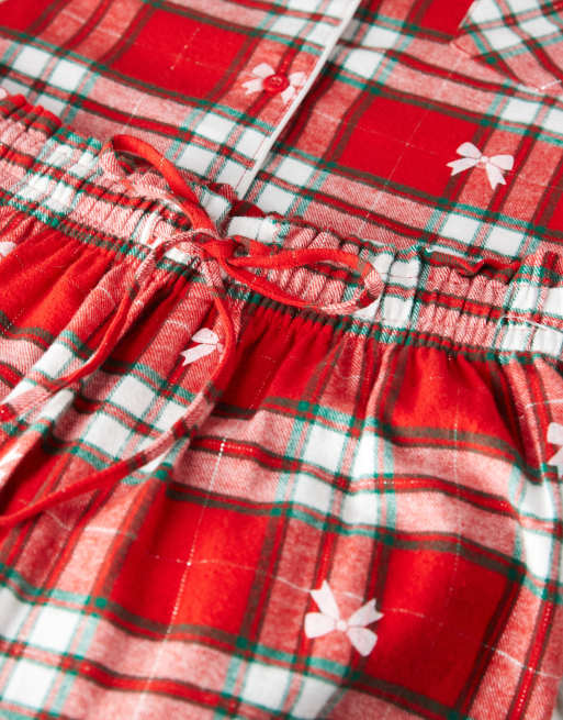 Boux Avenue – Rot karierter Fleece-Pyjama aus langärmligem Hemd und Hose, in einer Tasche, 4 von 4