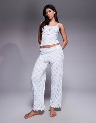 Boux Avenue - Set in Taubenblau mit Rüschen und Schleifenmuster, bestehend aus Camisole und Hose