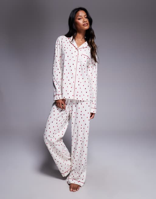 Boux Avenue - Set pigiama in pile con borsa composto da top a maniche lunghe e pantaloni con stampa a cuori , 2 di 4