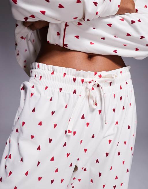 Boux Avenue - Set pigiama in pile con borsa composto da top a maniche lunghe e pantaloni con stampa a cuori , 3 di 4