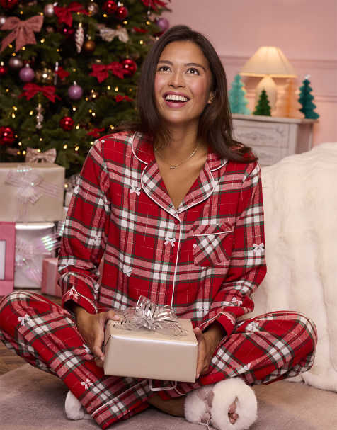 Boux Avenue - Set pigiama in pile con borsa composto da top a maniche lunghe e pantaloni rosso a quadri con fiocchi - view 1