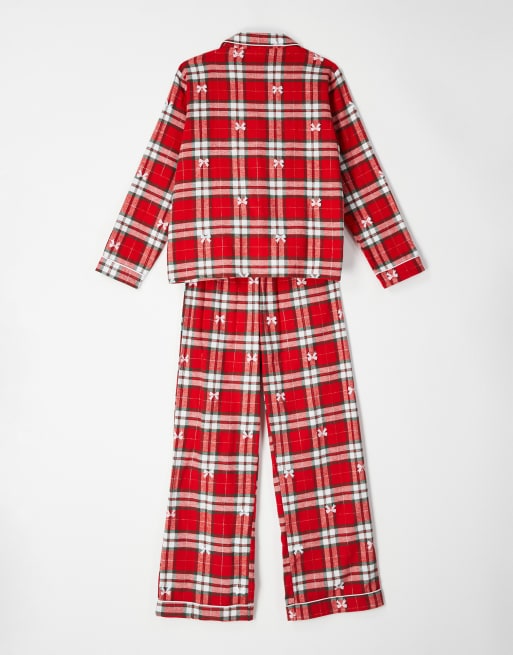 Boux Avenue - Set pigiama in pile con borsa composto da top a maniche lunghe e pantaloni rosso a quadri con fiocchi, 3 di 4