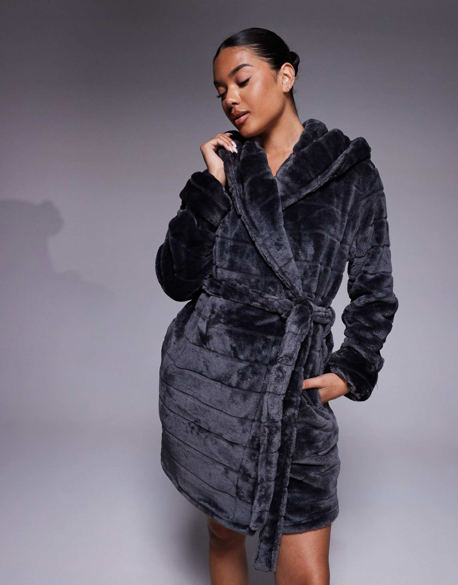 Короткий халат в полоску на Букс-авеню угольно-черного цвета