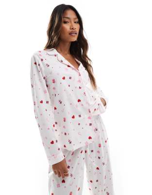 Boux Avenue - Weihnachtlicher Fleece-Pyjama aus langärmligem Hemd und Hose mit Geschenk- und Zuckerstangen-Print, inkl. ...