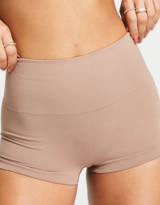 Braguitas beis tipo culotte moldeadoras sin costuras de Spanx