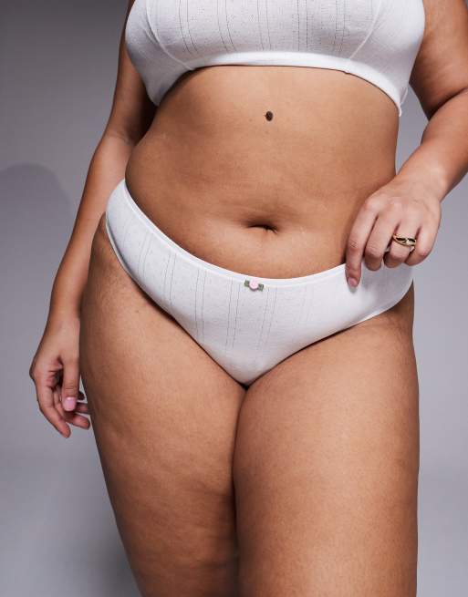Braguitas brasileñas blancas con detalle de flor de pointelle Evie de ASOS DESIGN Curve, 2 de 4