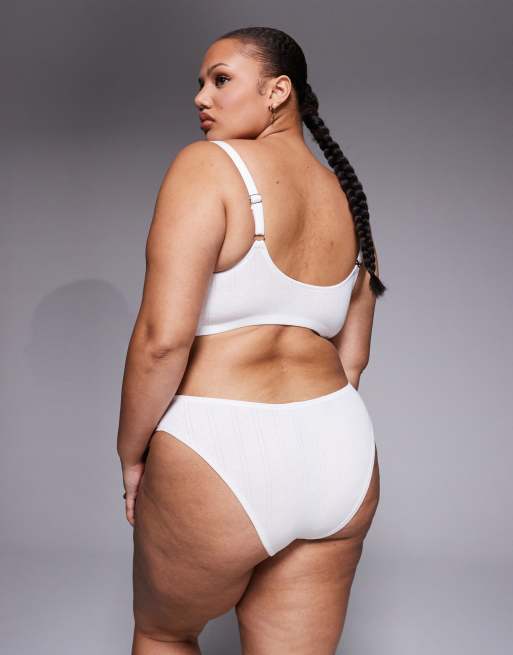 Braguitas brasileñas blancas con detalle de flor de pointelle Evie de ASOS DESIGN Curve, 3 de 4